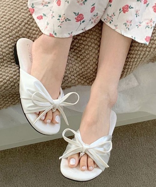 mebole(メボレ)の「ribbon オープントゥフラットサンダル(サンダル・レディース・ピンク/ブラック/アイボリー・SMALL/MEDIUM/LARGE)」の5枚目の写真