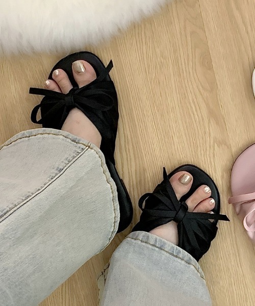 mebole(メボレ)の「ribbon オープントゥフラットサンダル(サンダル・レディース・ピンク/ブラック/アイボリー・SMALL/MEDIUM/LARGE)」の9枚目の写真