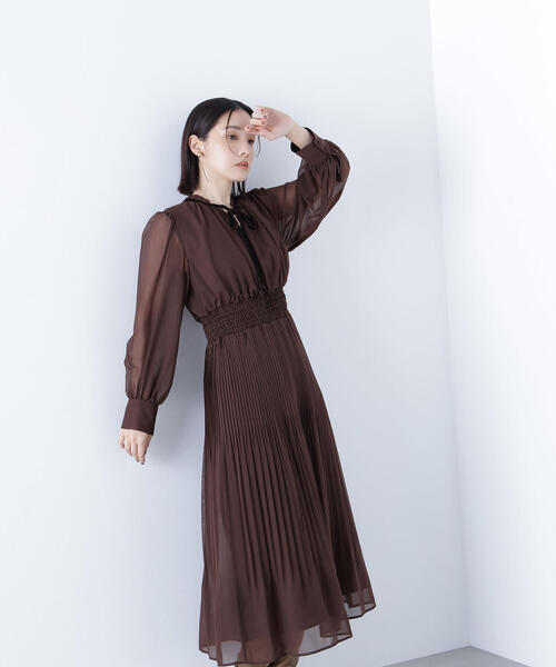 NATURAL BEAUTY BASIC(ナチュラルビューティーベーシック)の「◇ベロアリボンプリーツワンピース(ワンピース・レディース・ダークブラウン/ベージュ・P/S/MEDIUM)」の1枚目の写真