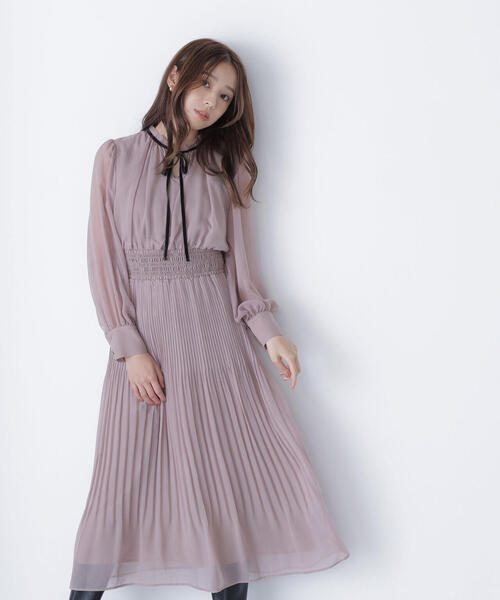NATURAL BEAUTY BASIC(ナチュラルビューティーベーシック)の「◇ベロアリボンプリーツワンピース(ワンピース・レディース・ダークブラウン/ベージュ・P/S/MEDIUM)」の2枚目の写真