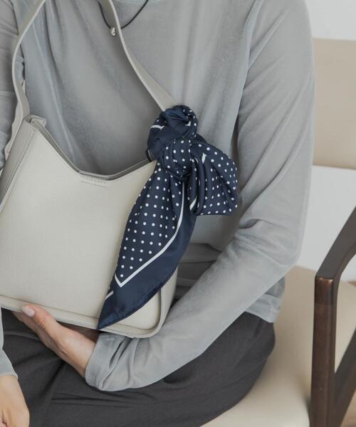 URBAN RESEARCH DOORS(アーバンリサーチドアーズ)の「大判ドットスカーフ(バンダナ/スカーフ・レディース・ネイビー/ブラウン・ONE)」の1枚目の写真