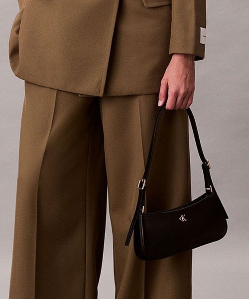 Calvin Klein（カルバン・クライン）の「CKモノグラム スモールショルダーバッグ（ショルダーバッグ・レディース・ブラック/ホワイト・FREE）」の2枚目の写真