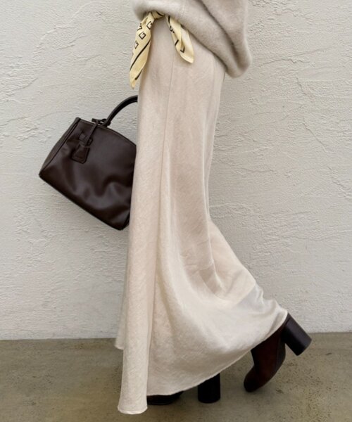 LOUNGEDRESS(ラウンジドレス)の「とろみフレアスカート(スカート・レディース・アイボリー/ブラック/ブラウン・SMALL/MEDIUM)」の10枚目の写真