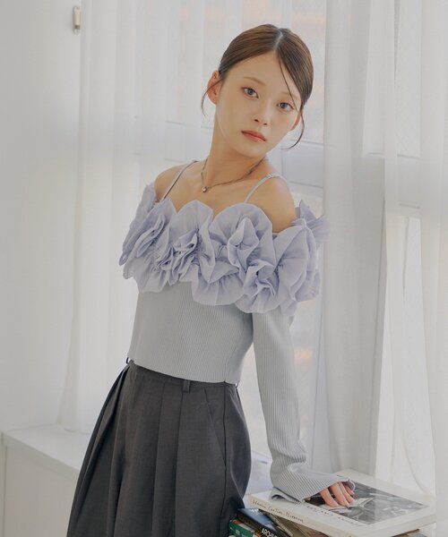 Chico(チコ)の「BIGフリルドッキングオフショルニット(ニット/セーター・レディース・ブルー/アイボリー/ブラック/グレー・FREE)」の19枚目の写真