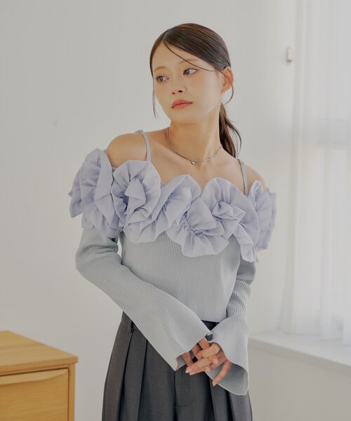 Chico(チコ)の「BIGフリルドッキングオフショルニット(ニット/セーター・レディース・ブルー/アイボリー/ブラック/グレー・FREE)」の8枚目の写真