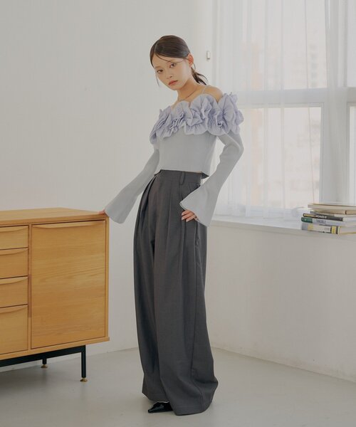 Chico(チコ)の「BIGフリルドッキングオフショルニット(ニット/セーター・レディース・ブルー/アイボリー/ブラック/グレー・FREE)」の10枚目の写真