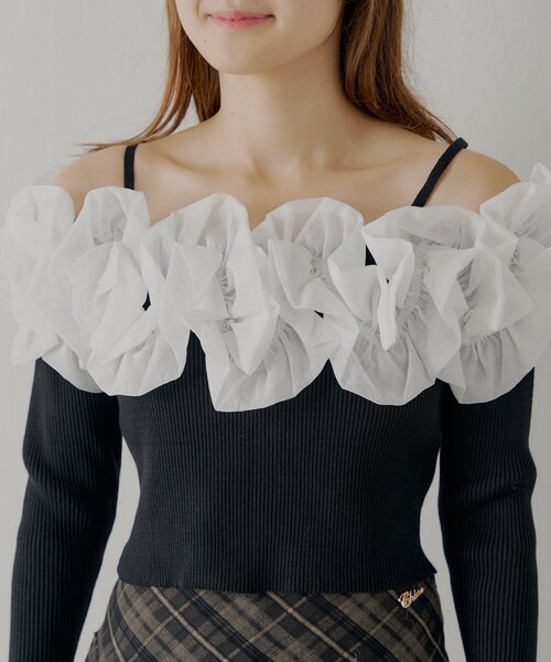 Chico(チコ)の「BIGフリルドッキングオフショルニット(ニット/セーター・レディース・ブルー/アイボリー/ブラック/グレー・FREE)」の5枚目の写真