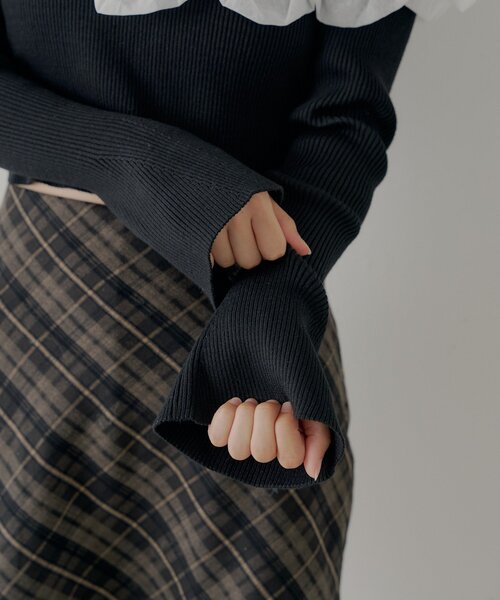 Chico(チコ)の「BIGフリルドッキングオフショルニット(ニット/セーター・レディース・ブルー/アイボリー/ブラック/グレー・FREE)」の6枚目の写真