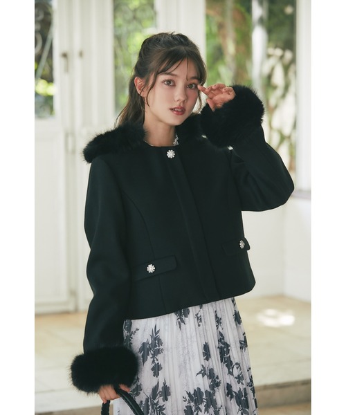 tocco closet(トッコ クローゼット)の「取り外し可能なファー付きビジュー装飾ショートコート(ダッフルコート・レディース・ブラック/アイボリー/ベージュ/ピンク・M)」の2枚目の写真