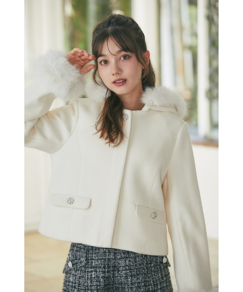 tocco closet(トッコ クローゼット)の「取り外し可能なファー付きビジュー装飾ショートコート(ダッフルコート・レディース・ブラック/アイボリー/ベージュ/ピンク・M)」の8枚目の写真