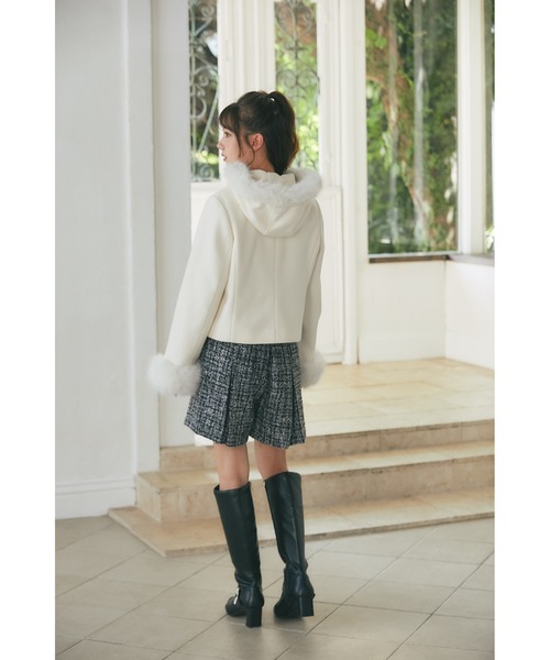 tocco closet(トッコ クローゼット)の「取り外し可能なファー付きビジュー装飾ショートコート(ダッフルコート・レディース・ブラック/アイボリー/ベージュ/ピンク・M)」の6枚目の写真