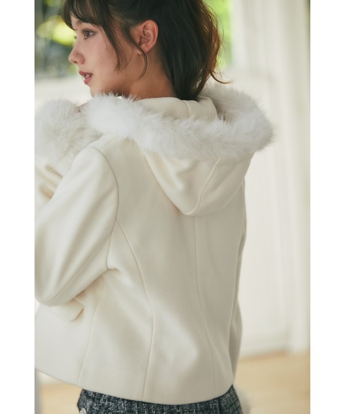 tocco closet(トッコ クローゼット)の「取り外し可能なファー付きビジュー装飾ショートコート(ダッフルコート・レディース・ブラック/アイボリー/ベージュ/ピンク・M)」の10枚目の写真