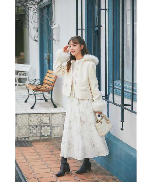 tocco closet(トッコ クローゼット)の「取り外し可能なファー付きビジュー装飾ショートコート(ダッフルコート・レディース・ブラック/アイボリー/ベージュ/ピンク・M)」の15枚目の写真