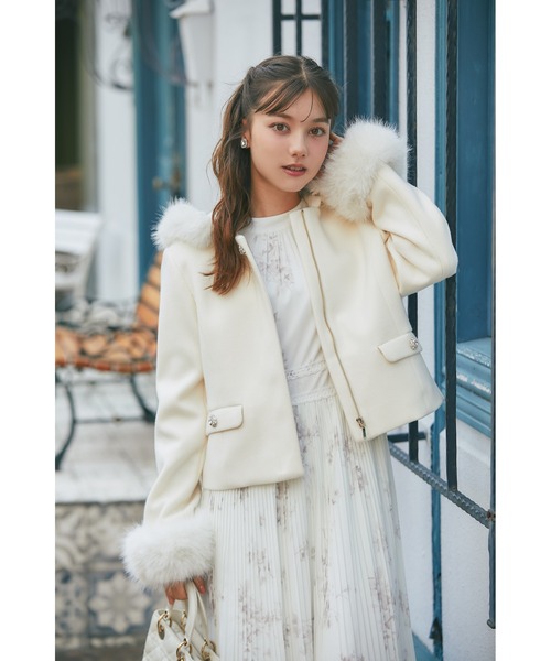 tocco closet(トッコ クローゼット)の「取り外し可能なファー付きビジュー装飾ショートコート(ダッフルコート・レディース・ブラック/アイボリー/ベージュ/ピンク・M)」の16枚目の写真