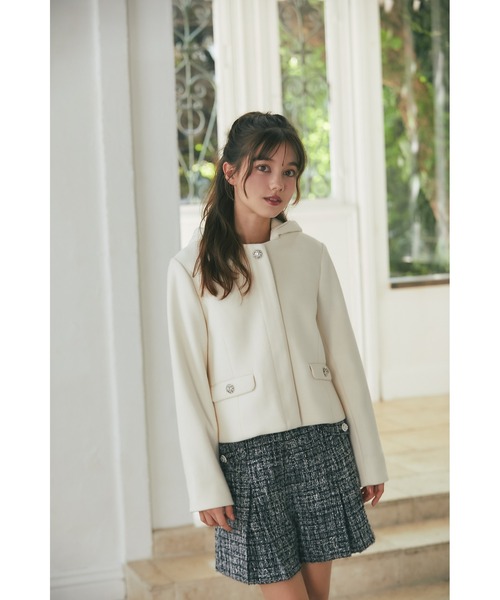 tocco closet(トッコ クローゼット)の「取り外し可能なファー付きビジュー装飾ショートコート(ダッフルコート・レディース・ブラック/アイボリー/ベージュ/ピンク・M)」の12枚目の写真