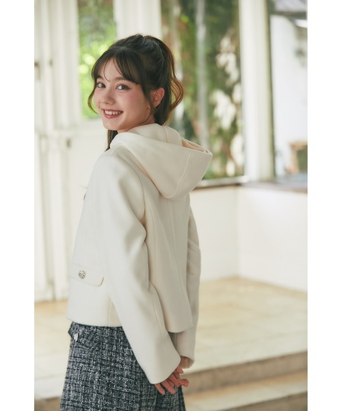 tocco closet(トッコ クローゼット)の「取り外し可能なファー付きビジュー装飾ショートコート(ダッフルコート・レディース・ブラック/アイボリー/ベージュ/ピンク・M)」の13枚目の写真