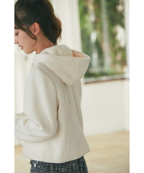 tocco closet(トッコ クローゼット)の「取り外し可能なファー付きビジュー装飾ショートコート(ダッフルコート・レディース・ブラック/アイボリー/ベージュ/ピンク・M)」の14枚目の写真