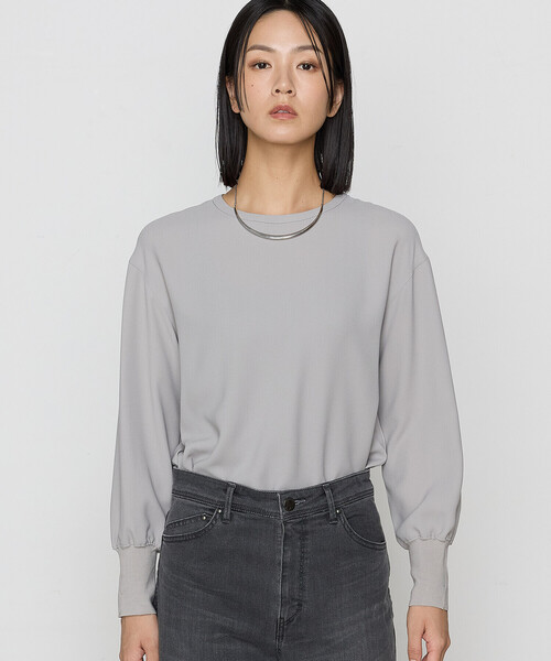 K.T KIYOKO TAKASE(キヨコタカセ)の「ストレッチバックサテン梨地 ラウンドネックプルオーバー(シャツ/ブラウス・レディース・グレー/ブルー/ブラック/ホワイト・11号/9号)」の3枚目の写真