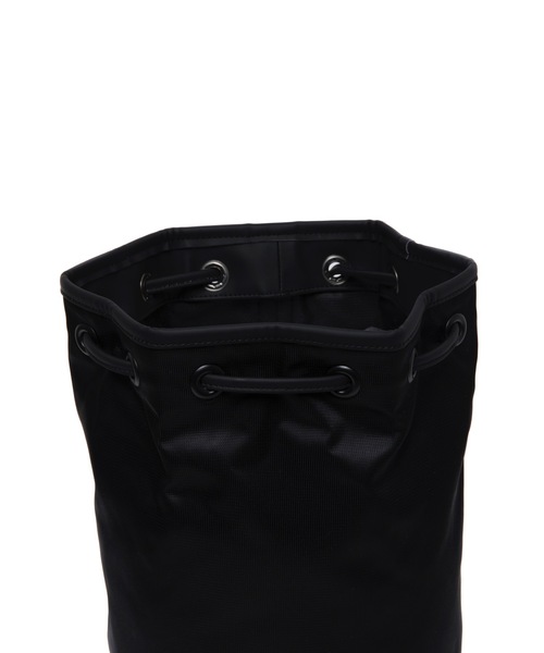 COOTIE PRODUCTIONS（クーティープロダクションズ）の「Drawstring Shoulder Bag（ショルダーバッグ・メンズ・ブラック・ONE SIZE）」の6枚目の写真