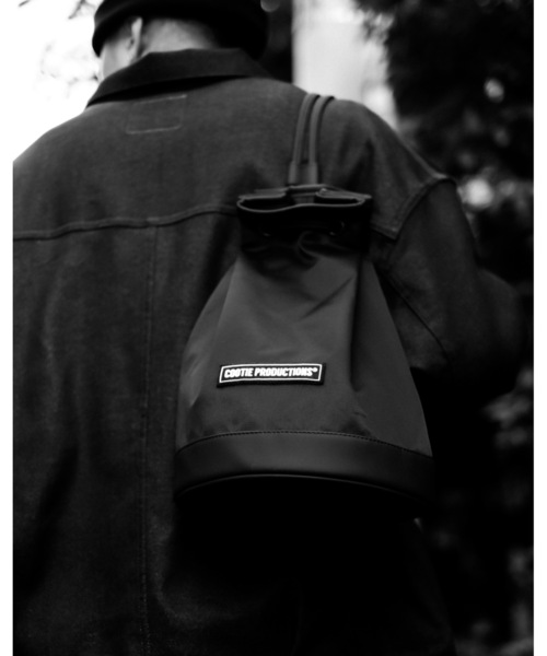 COOTIE PRODUCTIONS（クーティープロダクションズ）の「Drawstring Shoulder Bag（ショルダーバッグ・メンズ・ブラック・ONE SIZE）」の3枚目の写真