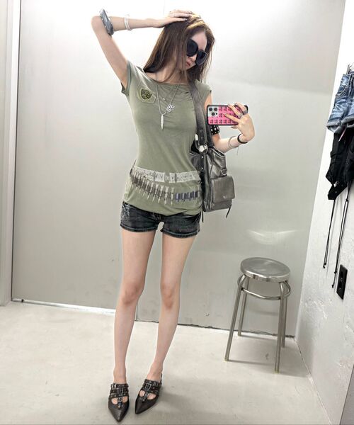 GILAARCHIVE(ギラアーカイブ)の「TATTOOED GRAPHIC DENIM SHORTS_GREY(その他パンツ・レディース・グレー・SMALL/MEDIUM)」の8枚目の写真