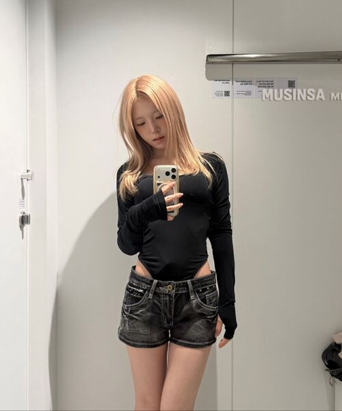 GILAARCHIVE(ギラアーカイブ)の「TATTOOED GRAPHIC DENIM SHORTS_GREY(その他パンツ・レディース・グレー・SMALL/MEDIUM)」の13枚目の写真