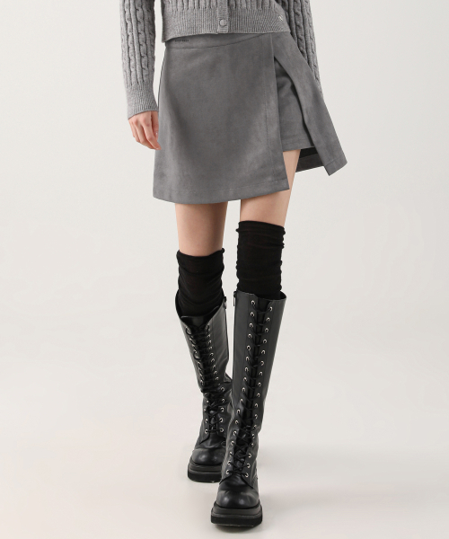 AVANDRESS(アバンドレス )の「Suede Chic Slit Mini Skirt PINK(スカート・レディース・ピンク・SMALL/MEDIUM)」の2枚目の写真