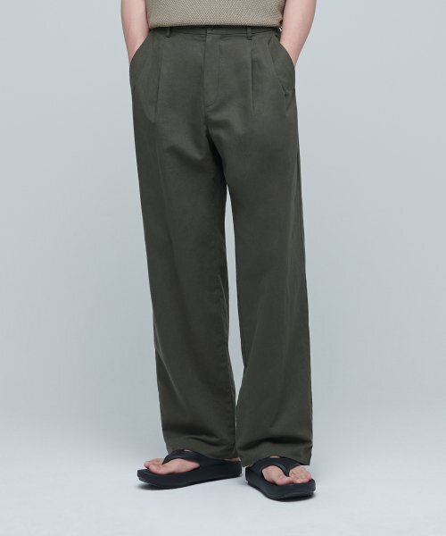 MUSINSA STANDARD(ムシンサスタンダード)の「コットンリネンツータックワイドパンツ【カーキ】(その他パンツ・メンズ・その他・38/36/34/28/29/32/30/31/33/26/27)」の1枚目の写真