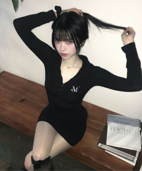 MUCENT(ムセント)の「シアンフードネックスリムフィットワンピース (4カラー)(ワンピース・レディース・チャコール/ダークグレー/グレー/ブラック・FREE)」の22枚目の写真