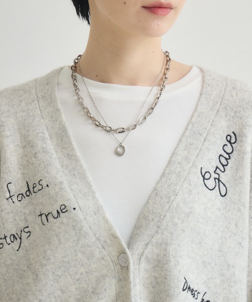 Paradise Picnic(パラダイスピクニック)の「ROSIEE レタリング刺繍ニットカーディガン(カーディガン/ボレロ・レディース・レッド/グレー・FREE)」の9枚目の写真