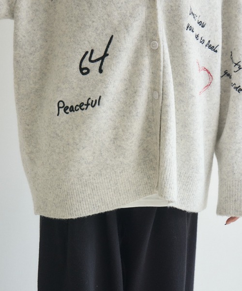 Paradise Picnic(パラダイスピクニック)の「ROSIEE レタリング刺繍ニットカーディガン(カーディガン/ボレロ・レディース・レッド/グレー・FREE)」の3枚目の写真