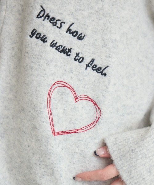 Paradise Picnic(パラダイスピクニック)の「ROSIEE レタリング刺繍ニットカーディガン(カーディガン/ボレロ・レディース・レッド/グレー・FREE)」の4枚目の写真