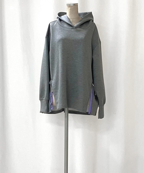 Q（キュー）の「裾配色ZIPプルオーバー（パーカー・レディース・ライトグレー/ピンク・MEDIUM）」の6枚目の写真