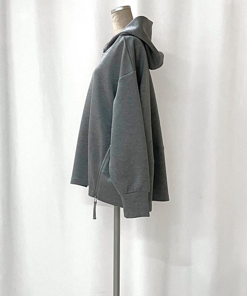 Q（キュー）の「裾配色ZIPプルオーバー（パーカー・レディース・ライトグレー/ピンク・MEDIUM）」の4枚目の写真