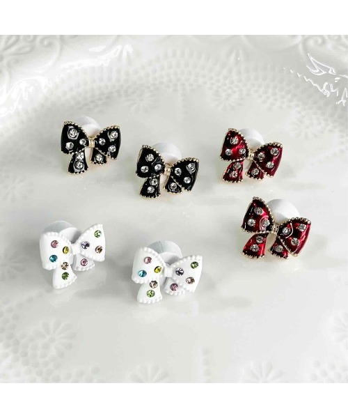 tone（トーン）の「【88eighty-eight】ビジューリボンミニピアス【import】(MA)（ピアス（両耳用）・レディース・ブラック/ホワイト/レッド・FREE）」の4枚目の写真