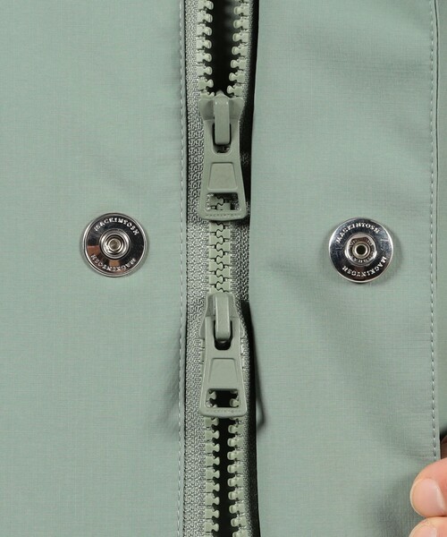 Mackintosh(マッキントッシュ)の「MACKINTOSH RAINTEC SKYE PARKA SHORT GTS ナイロンフーデッドブルゾン(ブルゾン・メンズ・ブルー/ライトグリーン・36/38/40)」の4枚目の写真