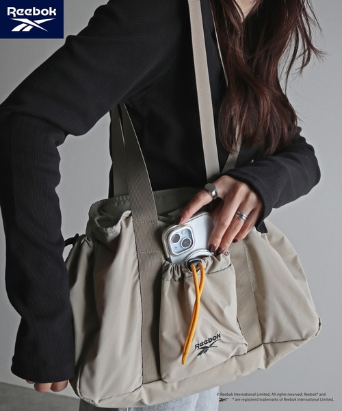 COURO(コウロ)の「【Reebok/リーボック】 ドローストリング2WAYナイロンショルダーBAG(ショルダーバッグ・レディース・ベージュ/チャコール/ブラック・FREE)」の12枚目の写真