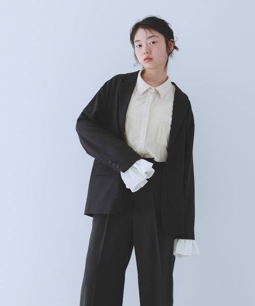 KBF(ケイビーエフ)の「フリルスリーブテーラードジャケット(その他アウター・レディース・チャコールグレー/グレー系その他・ONE)」の1枚目の写真