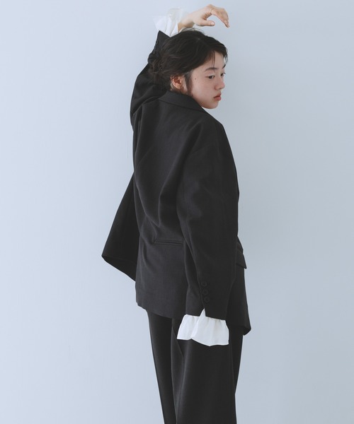 KBF(ケイビーエフ)の「フリルスリーブテーラードジャケット(その他アウター・レディース・チャコールグレー/グレー系その他・ONE)」の16枚目の写真