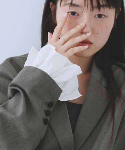 KBF(ケイビーエフ)の「フリルスリーブテーラードジャケット(その他アウター・レディース・チャコールグレー/グレー系その他・ONE)」の21枚目の写真