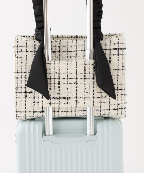 one after another NICE CLAUP（ワンアフターアナザーナイスクラップ）の「A4サイズ対応・キャリーオン可能/ギャザーハンドルトートバッグ（トートバッグ・レディース・ピンクベージュ/ブルー系その他/ホワイト×ブラック/アイボリー/ホワイト系その他/サックスブルー・FREE）」の10枚目の写真