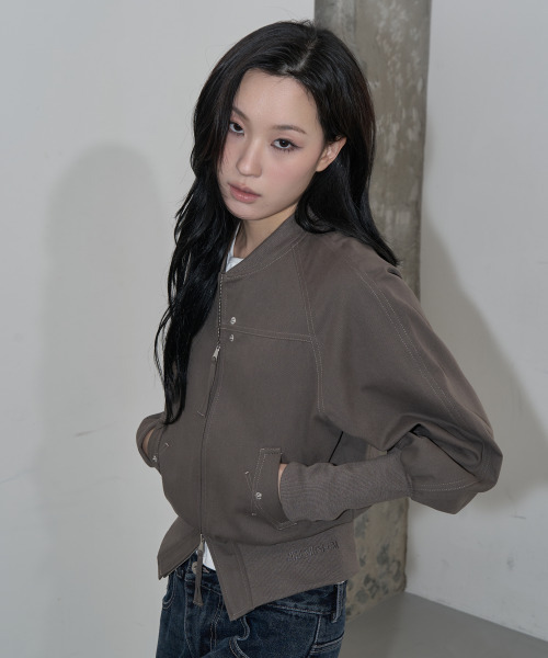ZIZEMUSEUM(ジゼミュージアム)の「BANDING CROPPED COTTON JACKET (KHAKI BROWN)(その他アウター・レディース・その他・MEDIUM/LARGE/SMALL)」の1枚目の写真