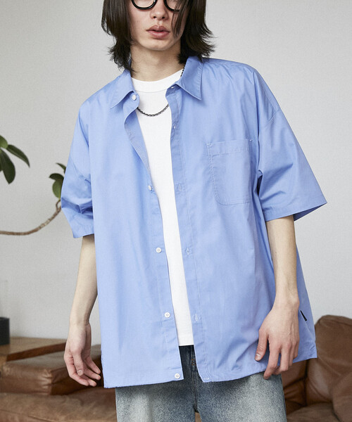 PUBLUX（パブリュクス）の「PUBLUX/パブリュクス LOVE POP STUDIO レギュラーカラー ハーフスリーブ シャツ　限定展開（シャツ/ブラウス・メンズ・サックスブルー/ネイビー/グレー/ブルー・SMALL/LARGE/MEDIUM）」の3枚目の写真