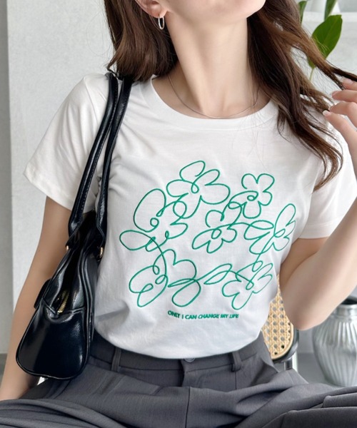 Ada.(エイダ)の「フラワー刺繍 半袖 Tシャツ(Tシャツ/カットソー・レディース・ブラック/オフホワイト/オートミール・FREE)」の7枚目の写真