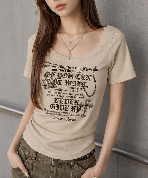 SPINNS(スピンズ)の「半袖Tシャツ/英字ロゴ/レター/平成ギャル(Tシャツ/カットソー・レディース・オフホワイト/ブラック/ベージュ・ONESIZE)」の3枚目の写真