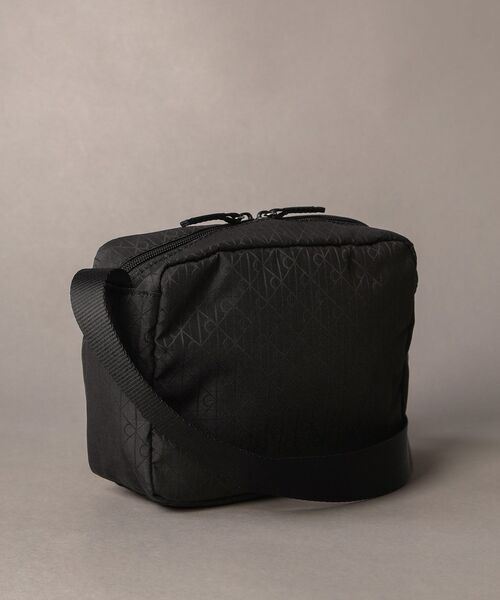 Calvin Klein（カルバン・クライン）の「クロスボディバッグ - エンブレムモノグラムユーティリティカメラバッグ（ショルダーバッグ・メンズ・ブラック・FREE）」の2枚目の写真