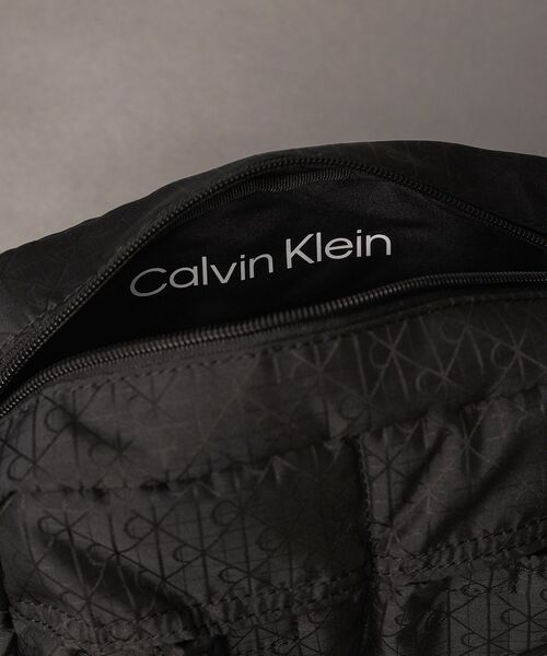 Calvin Klein（カルバン・クライン）の「クロスボディバッグ - エンブレムモノグラムユーティリティカメラバッグ（ショルダーバッグ・メンズ・ブラック・FREE）」の3枚目の写真
