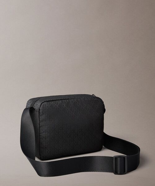 Calvin Klein（カルバン・クライン）の「クロスボディバッグ - エンブレムモノグラムユーティリティカメラバッグ（ショルダーバッグ・メンズ・ブラック・FREE）」の5枚目の写真