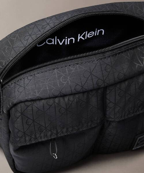 Calvin Klein（カルバン・クライン）の「クロスボディバッグ - エンブレムモノグラムユーティリティカメラバッグ（ショルダーバッグ・メンズ・ブラック・FREE）」の6枚目の写真