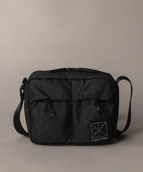 Calvin Klein（カルバン・クライン）の「クロスボディバッグ - エンブレムモノグラムユーティリティカメラバッグ（ショルダーバッグ・メンズ・ブラック・FREE）」の7枚目の写真